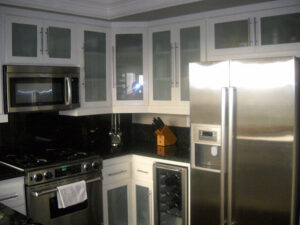 White&#32;kitchen&#32;cabinets&#32;with&#32;glass&#32;doors
