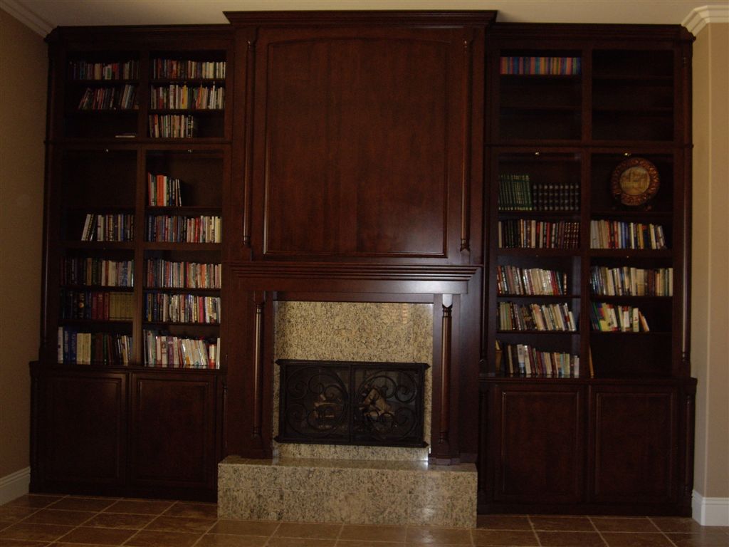 Home&#32;office&#32;with&#32;built&#32;in&#32;bookshelves&#32;around&#32;fireplace