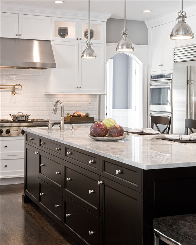 White&#32;subway&#32;tile&#32;backsplash&#32;with&#32;white&#32;cabinets