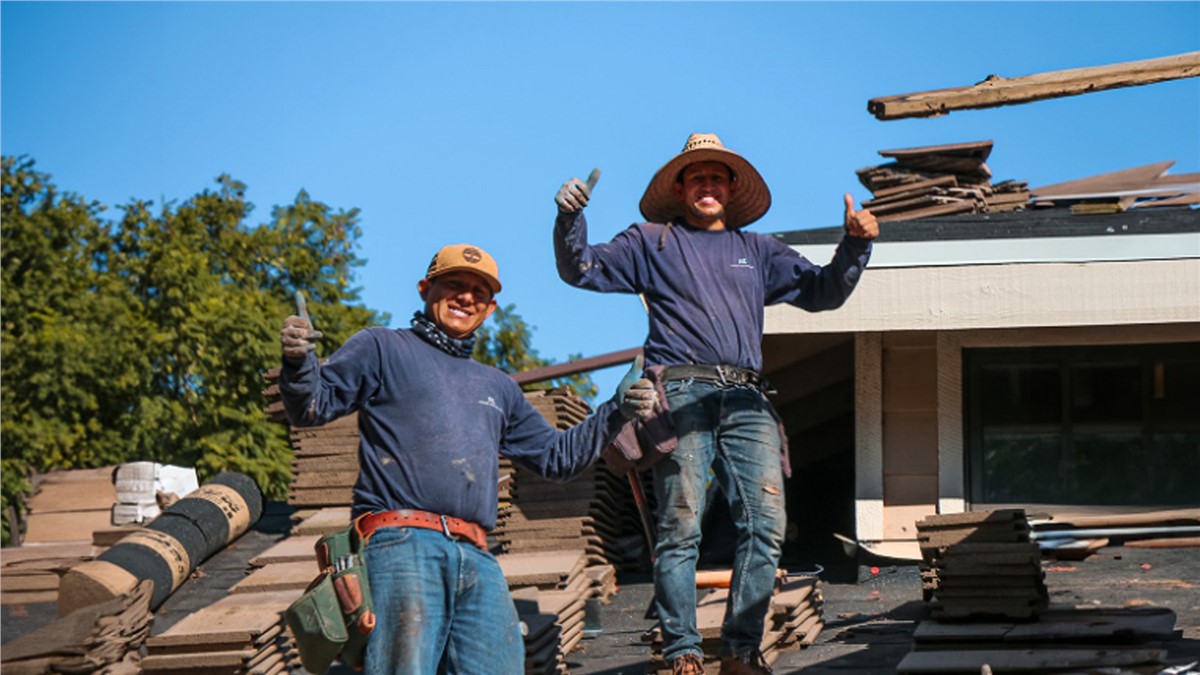 roofing-contractor-on-roof-ventura-ca-august-roofing