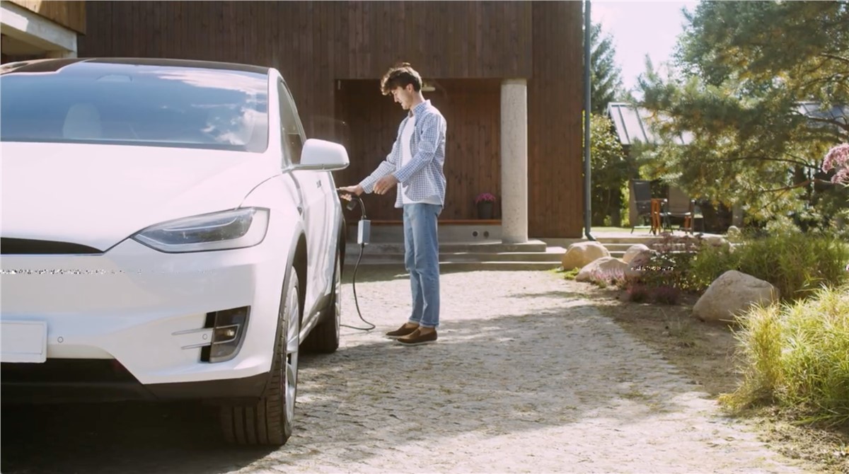 southern california homeowner using a tesla battery to charge his car from 2026 solar tax credit