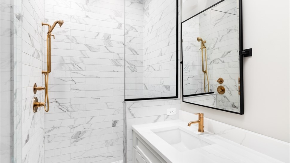 Shower Surrounds Photo 71