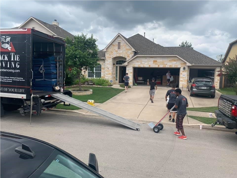 Moving During a Home Sale: How to Coordinate Closing Dates, Movers & Storage