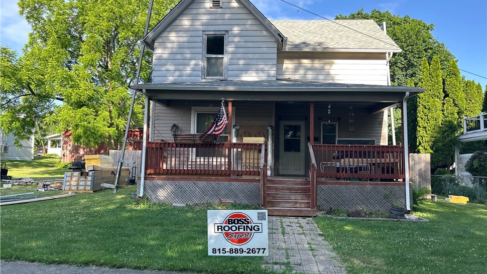 Home in Mt. Morris IL before siding replacement showing older exterior siding prior to renovation by Boss Roofing.