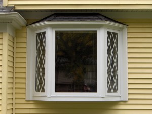difference between a bay and bow window