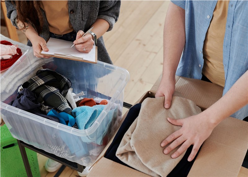 How to pack clothes for a long-distance move
