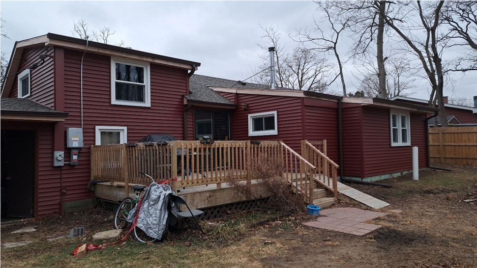 CertainTeed Roofing: Weathered Wood and CertainTeed Siding: Melrose