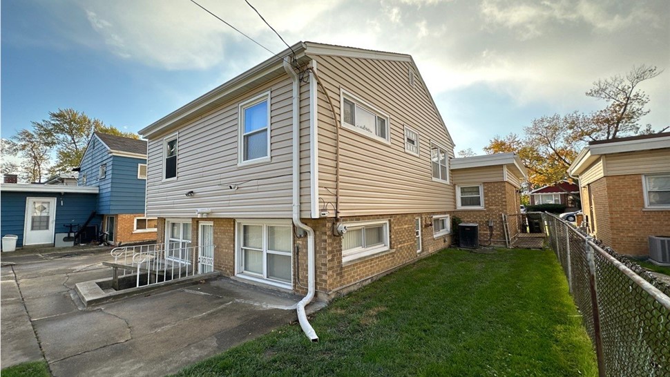 Gutters, Siding Project in Dolton, IL by Horizon Restoration