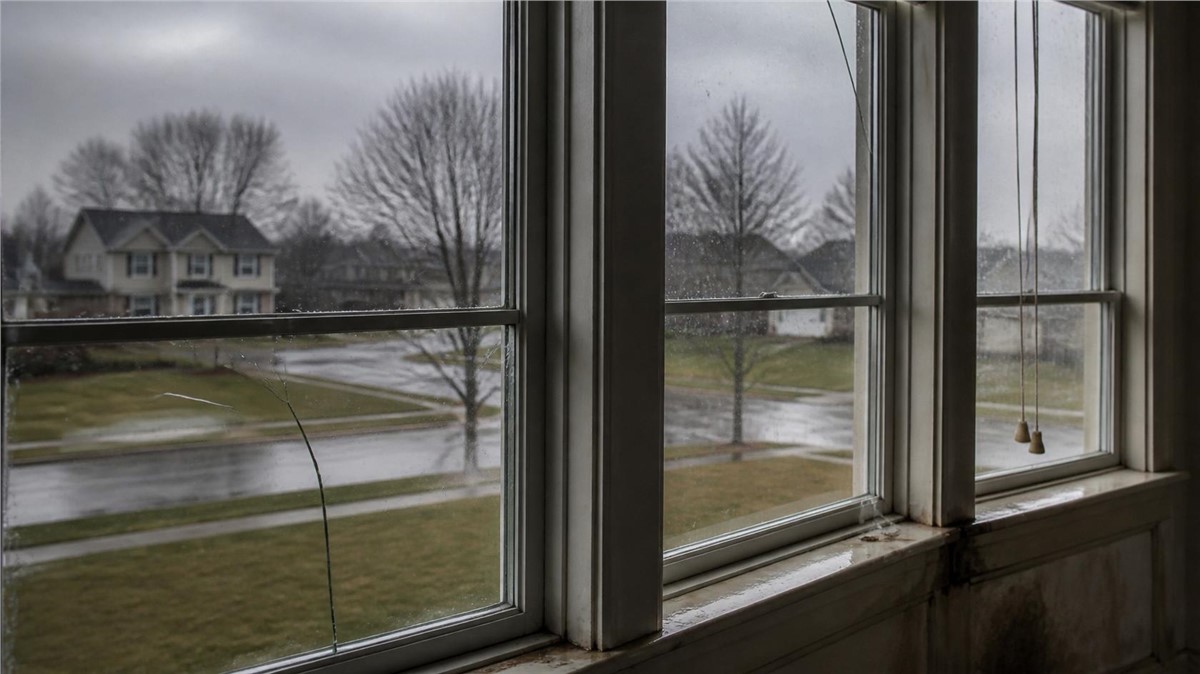 Storm-Damaged Windows in Poplar Grove, IL: Cracks, Leaks & Seal Failure