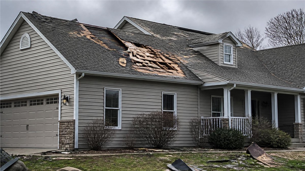 Roof Repair After High Winds in Janesville, WI: What to Look For