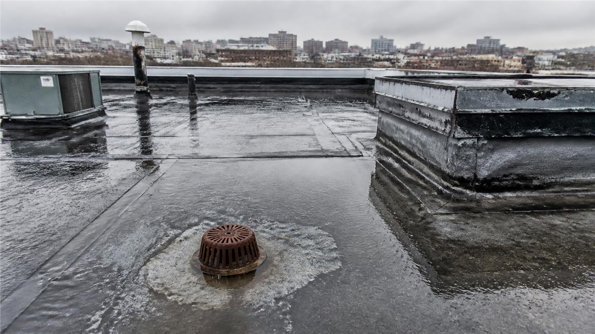 Flat Roof Leak Detection in Rock Falls, IL: Common Problem Areas
