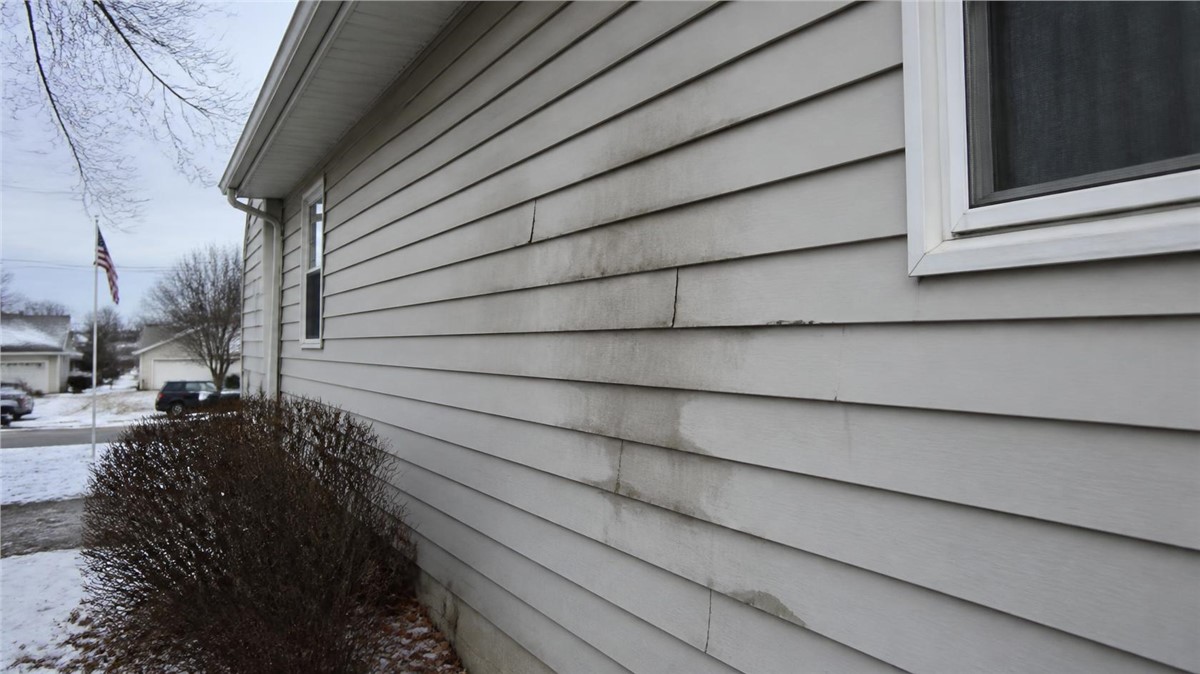 Winter Siding Damage in Winnebago, IL: Cracks, Gaps, and Moisture