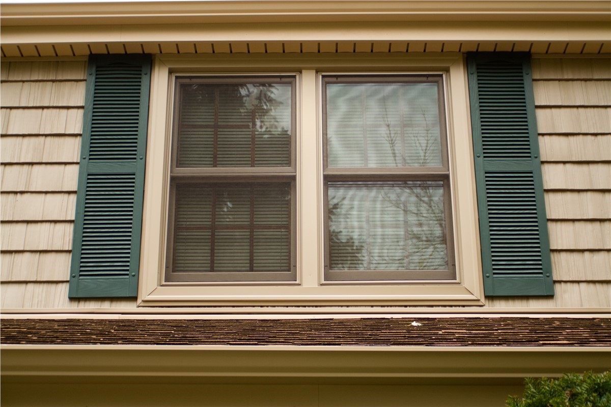 Why Small Window & Siding Problems Get Worse in Chicago Winters