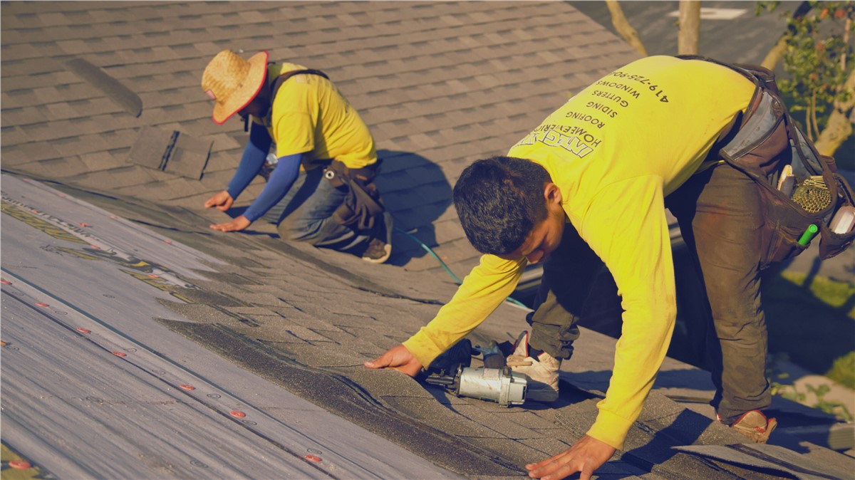 integrity home roofing contractors doing roof repair