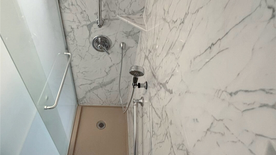 Shower Surrounds Photo 31