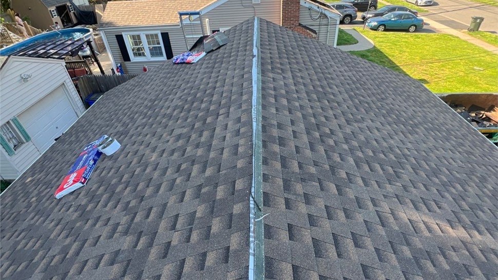New architectural shingle roof installed by Millstream Construction on a home in West Hartford, CT.