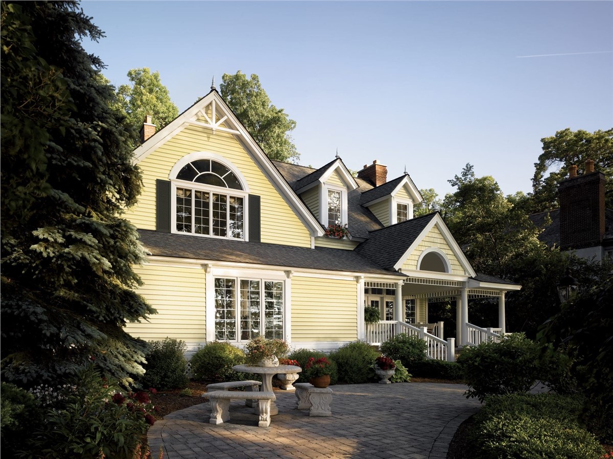 Vinyl Siding vs. Wood Siding: Why Choose Vinyl for Your Home