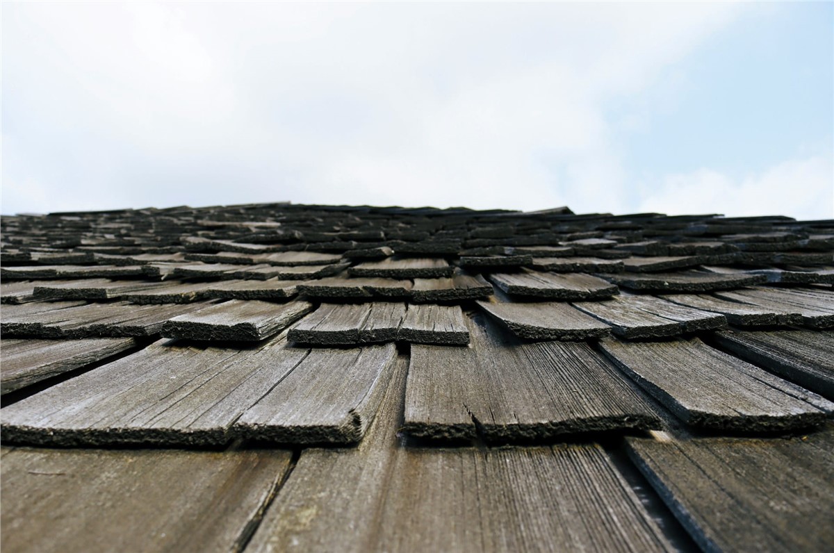 Cedar Shingles Roofing: A Complete Homeowner's Guide