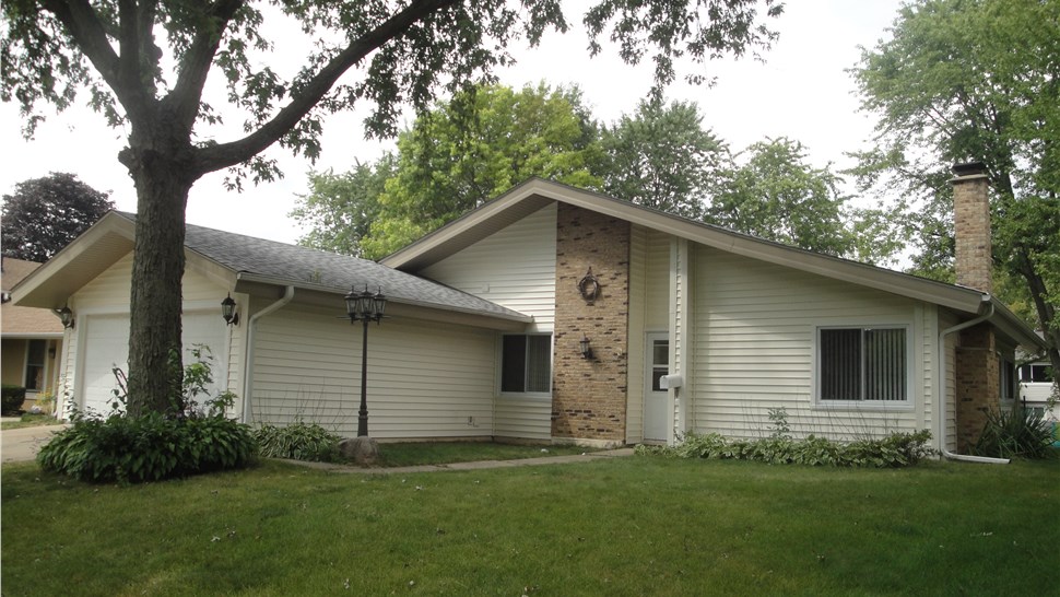 Mastic Cravedwood Vinyl Siding Project in Hanover Park, IL by Pro Home 1