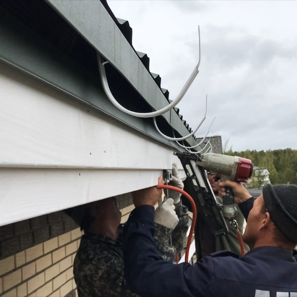 An image showing a commercial building with a reliable gutter system.