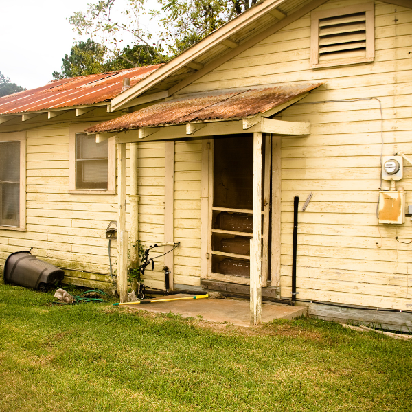 Image showing an older home in Austin with potential foundation issues.