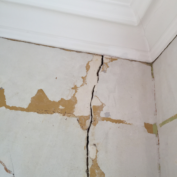An image showing a diagonal or vertical crack in a home in San Antonio, TX.