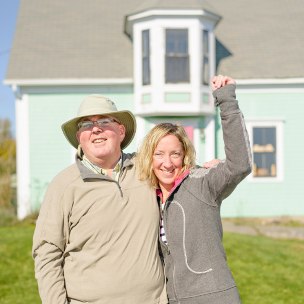 An image showing happy homeowners after their siding repair is completed in San Antonio.