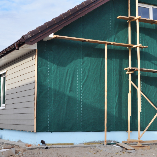 An image showing a professional team installing siding on a house in San Antonio, TX.