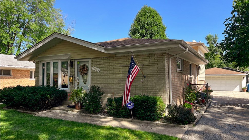 Siding Project in Midlothian, IL by Stan's Roofing & Siding