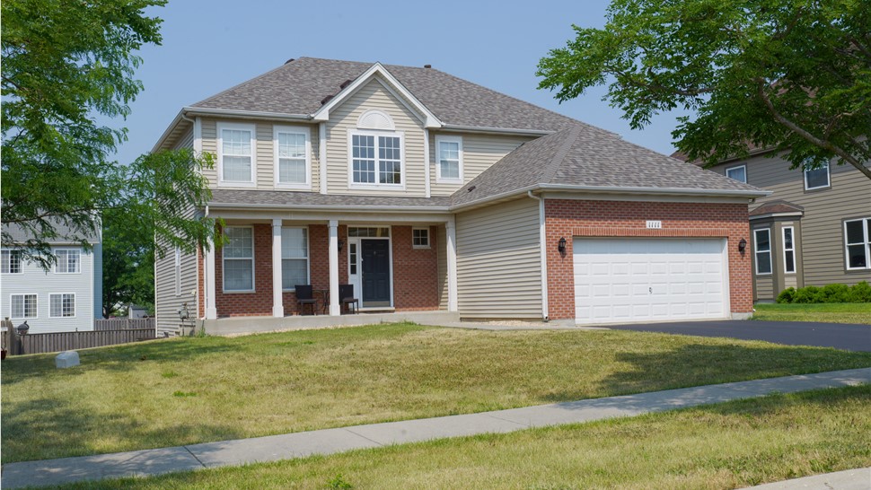 Grandiose Splendor in Joliet, IL: TTLC Inc. Elevates the Front of the House with Owens Corning Peppercorn Shingles, Creating a Timeless Masterpiece