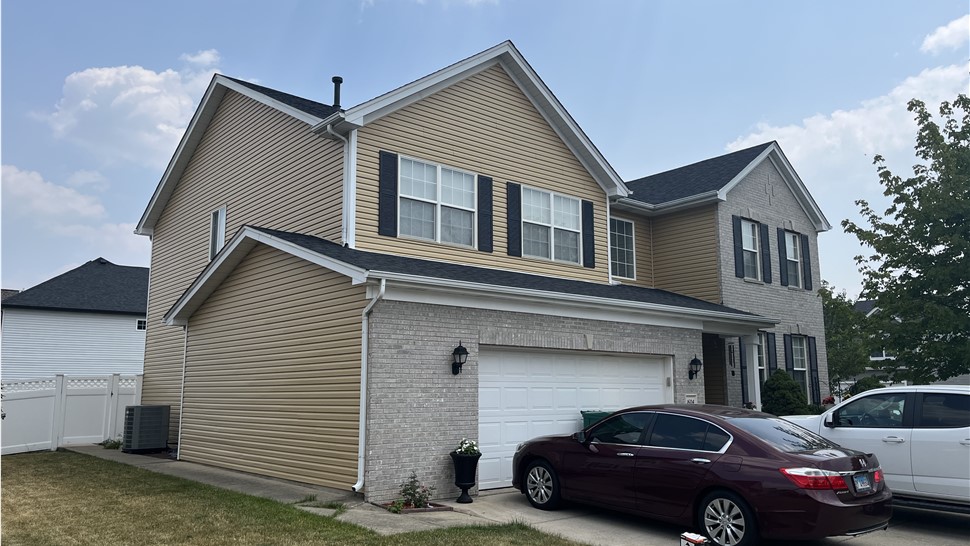 Exemplary Craftsmanship: TTLC Inc. Showcases Impeccable Amber Siding by Camden Pointe, Harmonizing with the Roof for a Striking Plainfield, IL Home.