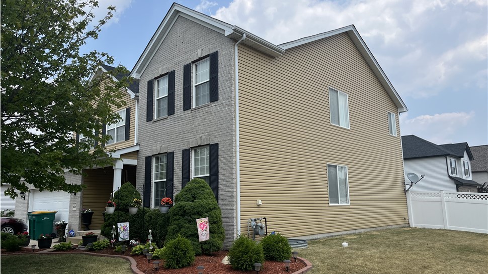TTLC Inc.'s Enthralling Amber Siding: A Masterpiece of Unparalleled Beauty and Resilient Armor for a Captivating Plainfield, IL Home.