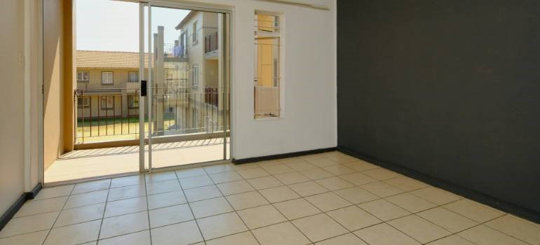 Empty apartment with balcony view showing Fremont housing market trends for October 2025.