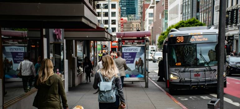 Busy street scene with public transport in San Francisco.