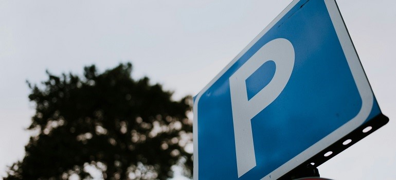 a parking sign that can help you deal with parking challenges when moving apartments in San Francisco