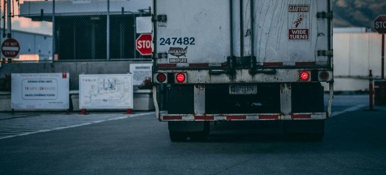 Urban delivery highlights pros and cons of renting a moving truck