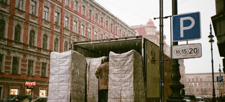 The pros and cons of renting amoving truck
