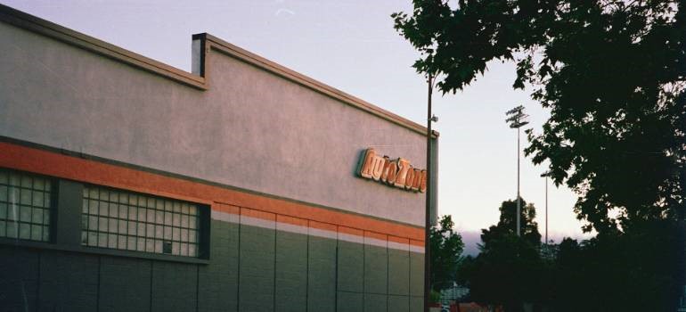 a residential area where movers Redwood City CA operate