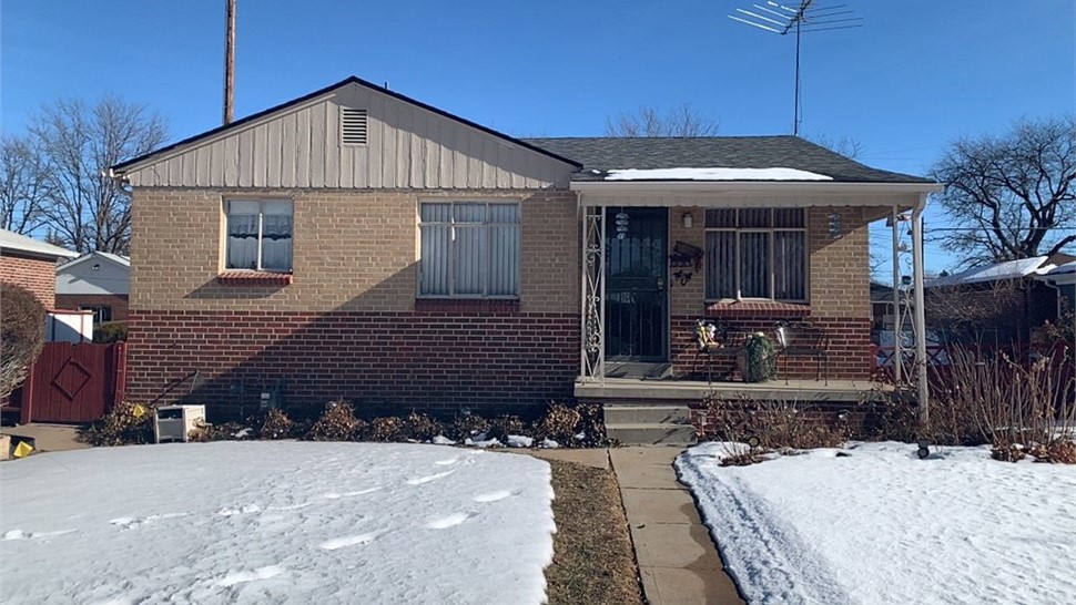 Full view of home before full window replacement in Denver Colorado