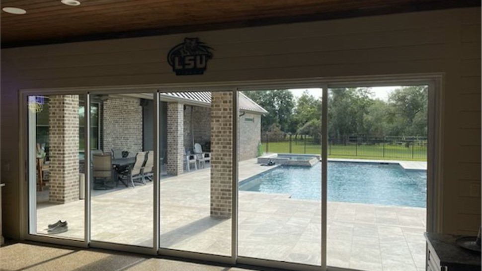 Designing Indoor-Outdoor Living Spaces in Houston with Glass Walls