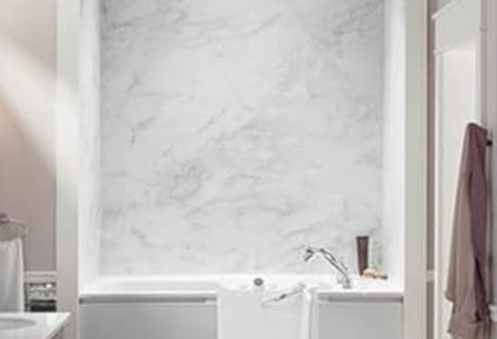A white bathtub and tubAI-generated content may be incorrect.