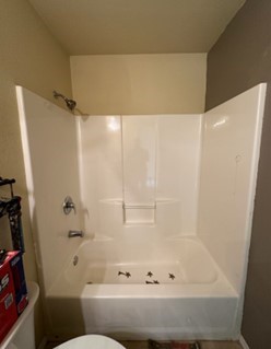 Walk In Showers vs. Tubs: Which Is Best for Your Space and Lifestyle?