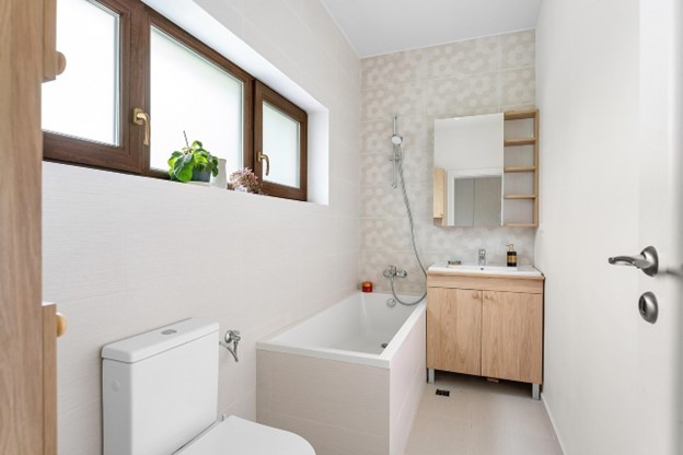 Should You Convert Your Tub? Problems With Bathtubs in Small Bathrooms